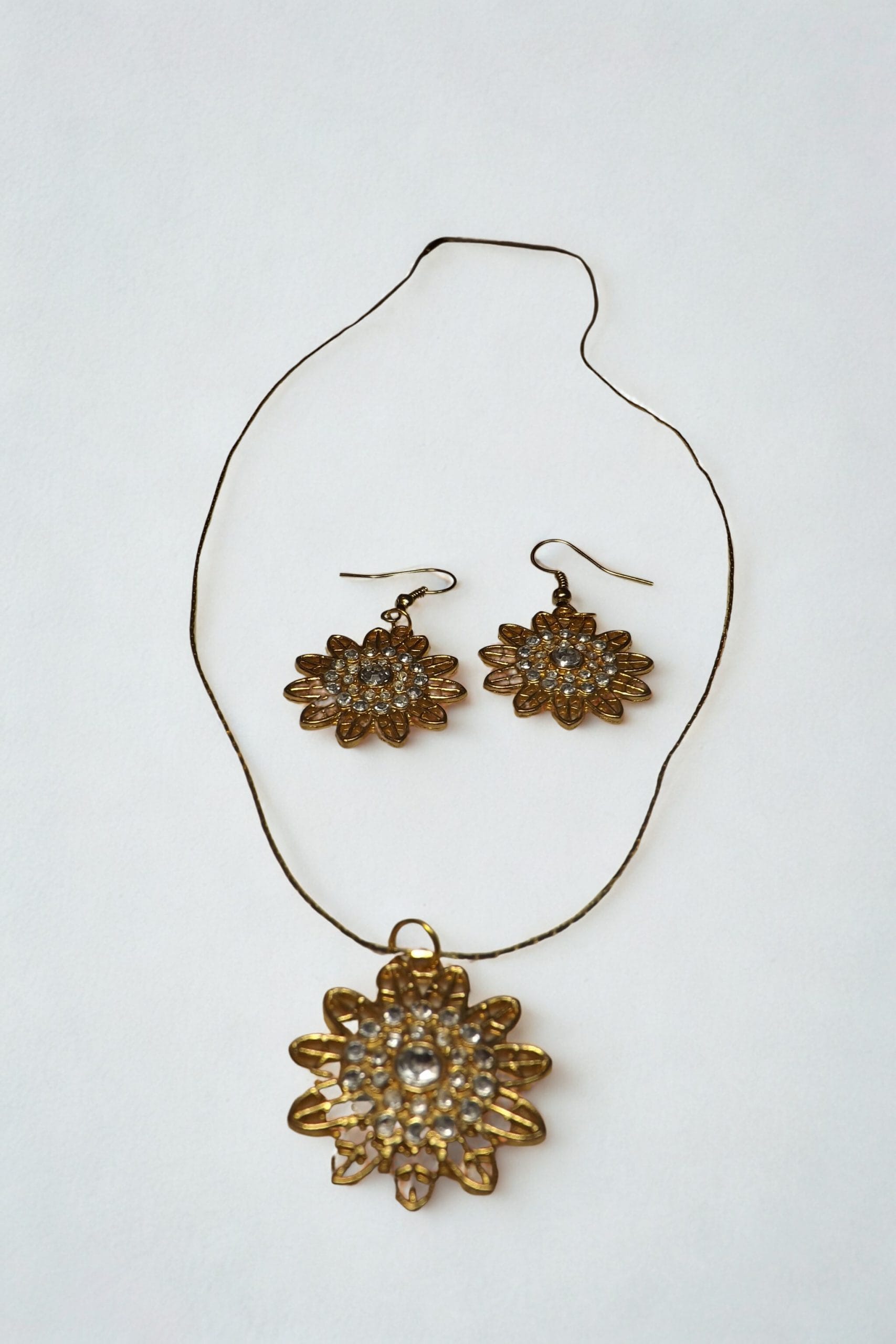 430 - Gold Sparkle �10. Gold Sparkle - Image 1